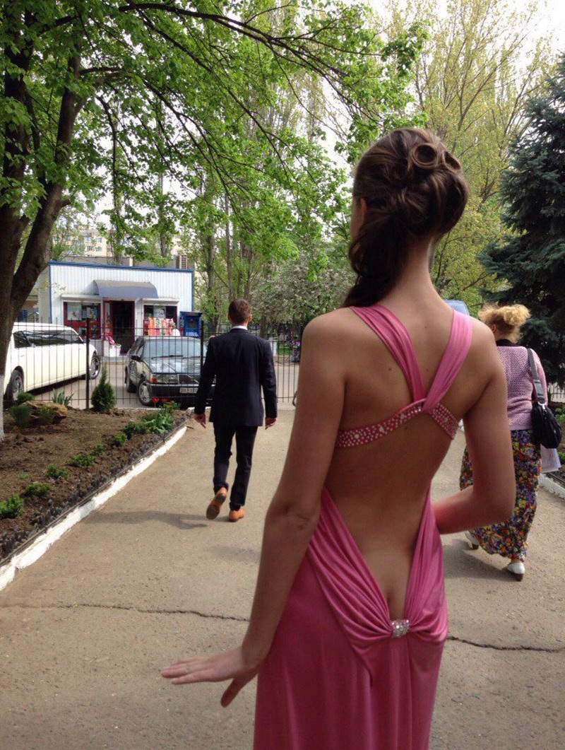 Прозрачные платья на выпускницах