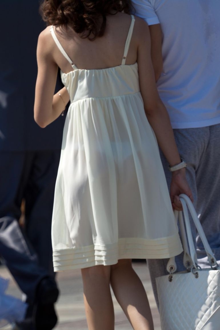 Девушки в прозрачных сарафанах