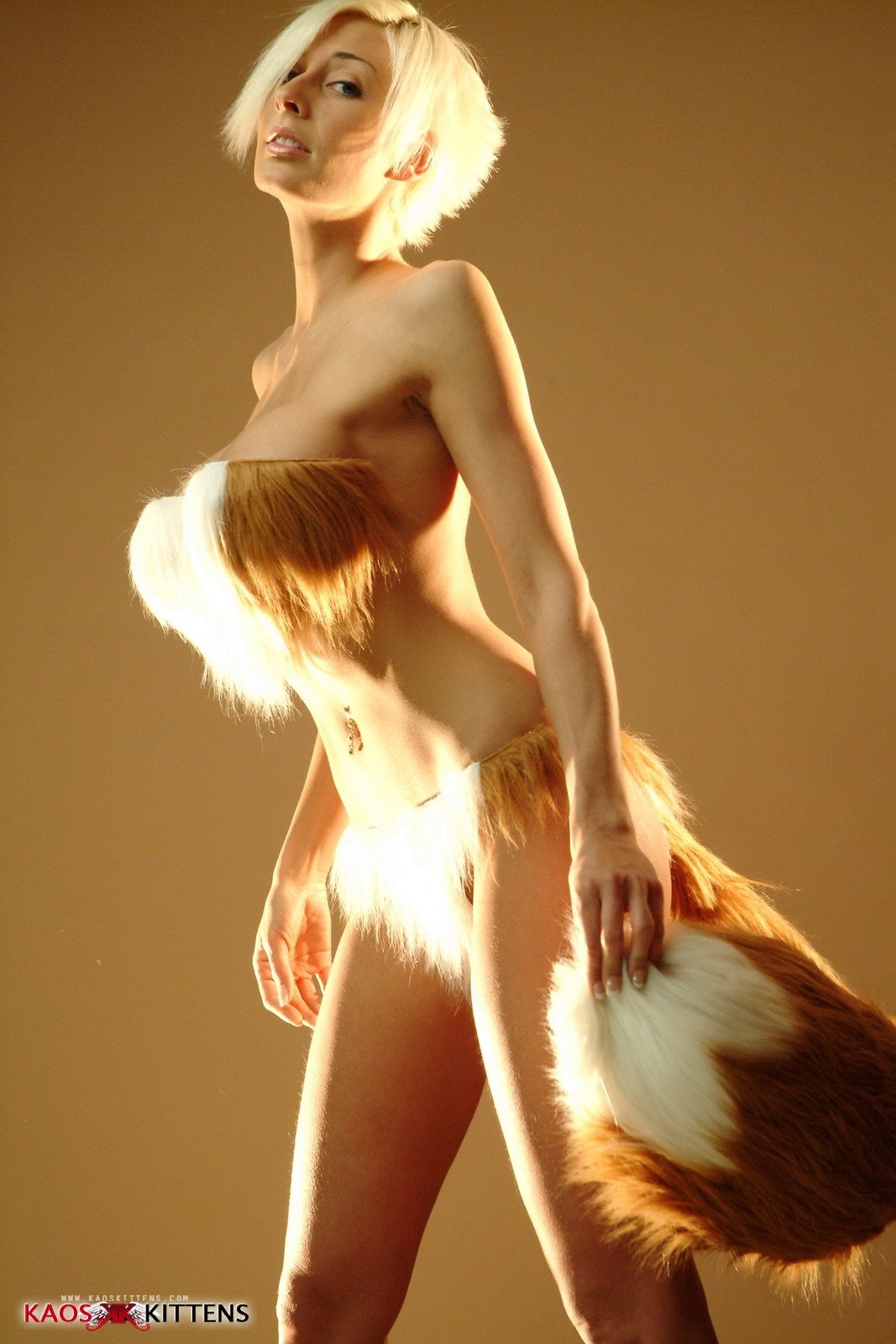 Голые бабы с хвостиками на голове