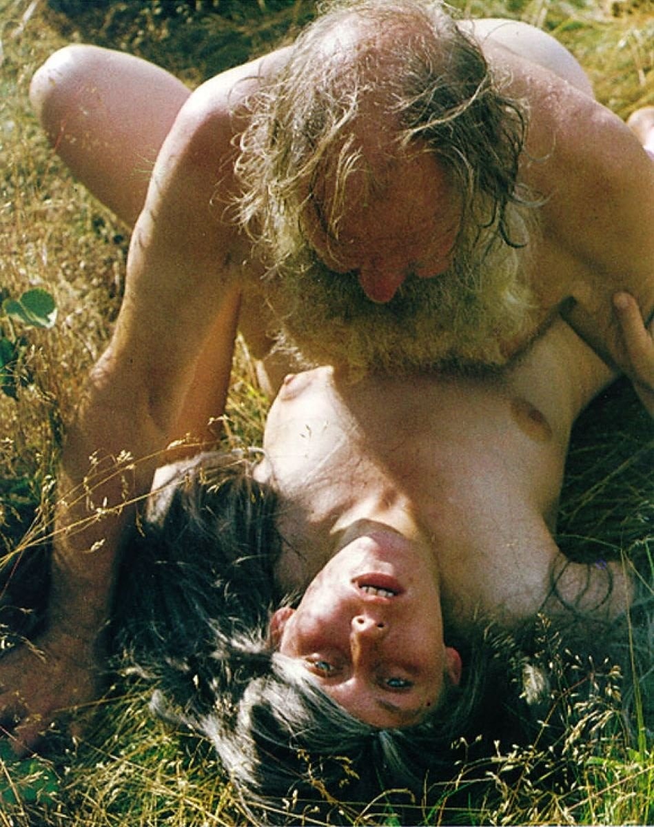 Голые бомжихи без трусов