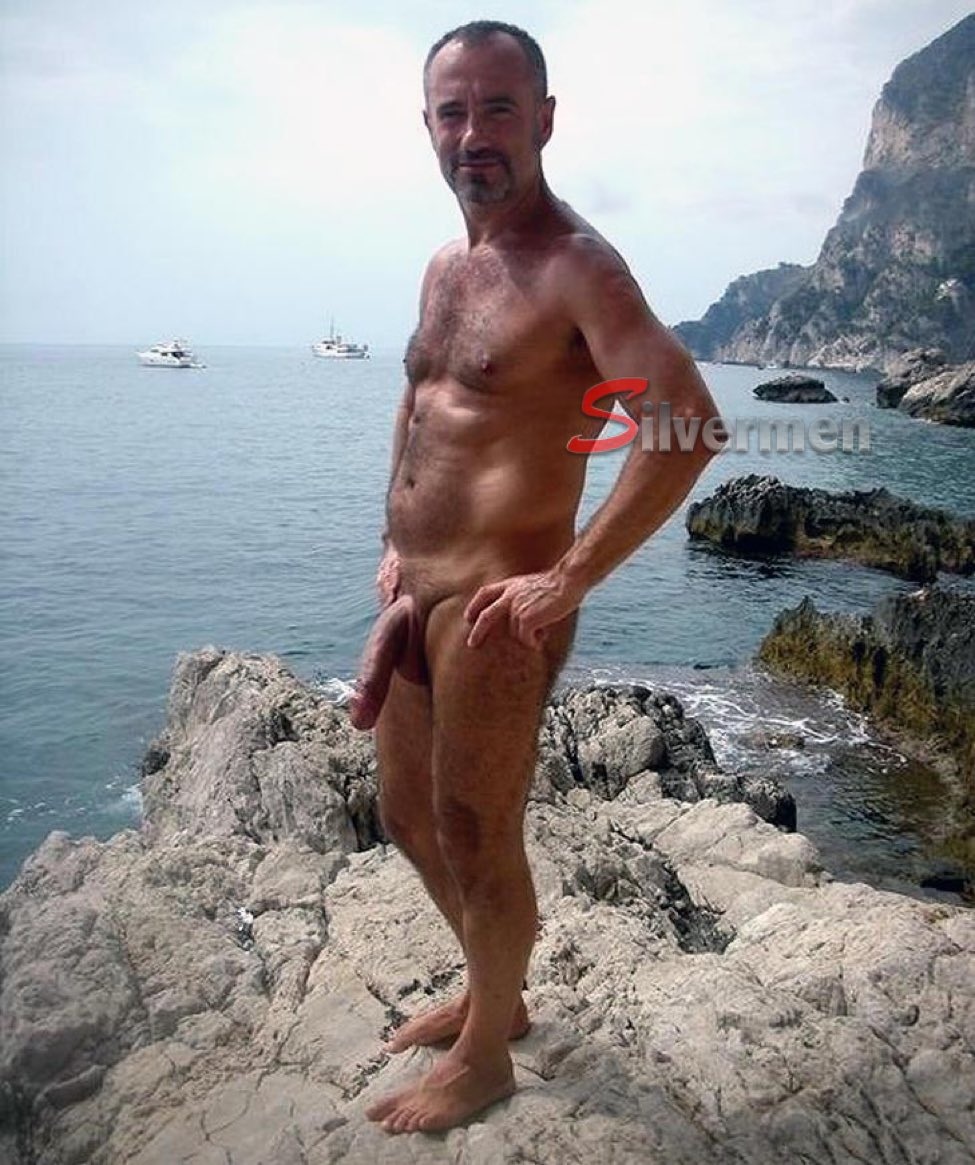 Парень с огромным членом на пляже