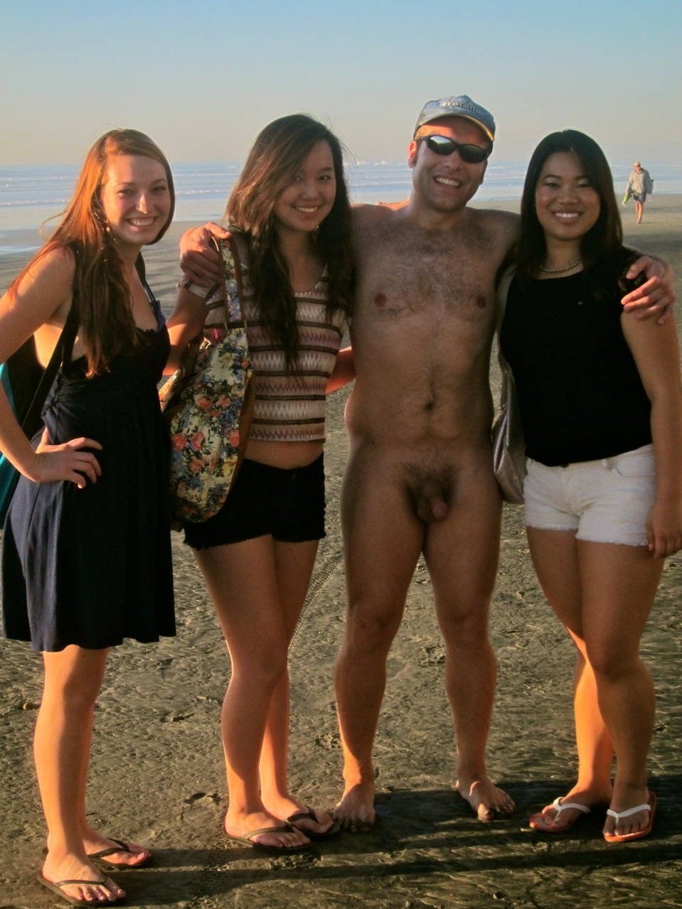 Топлесс на пляже среди одетых