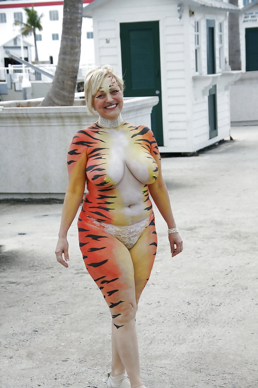 Рисование на голом женском теле