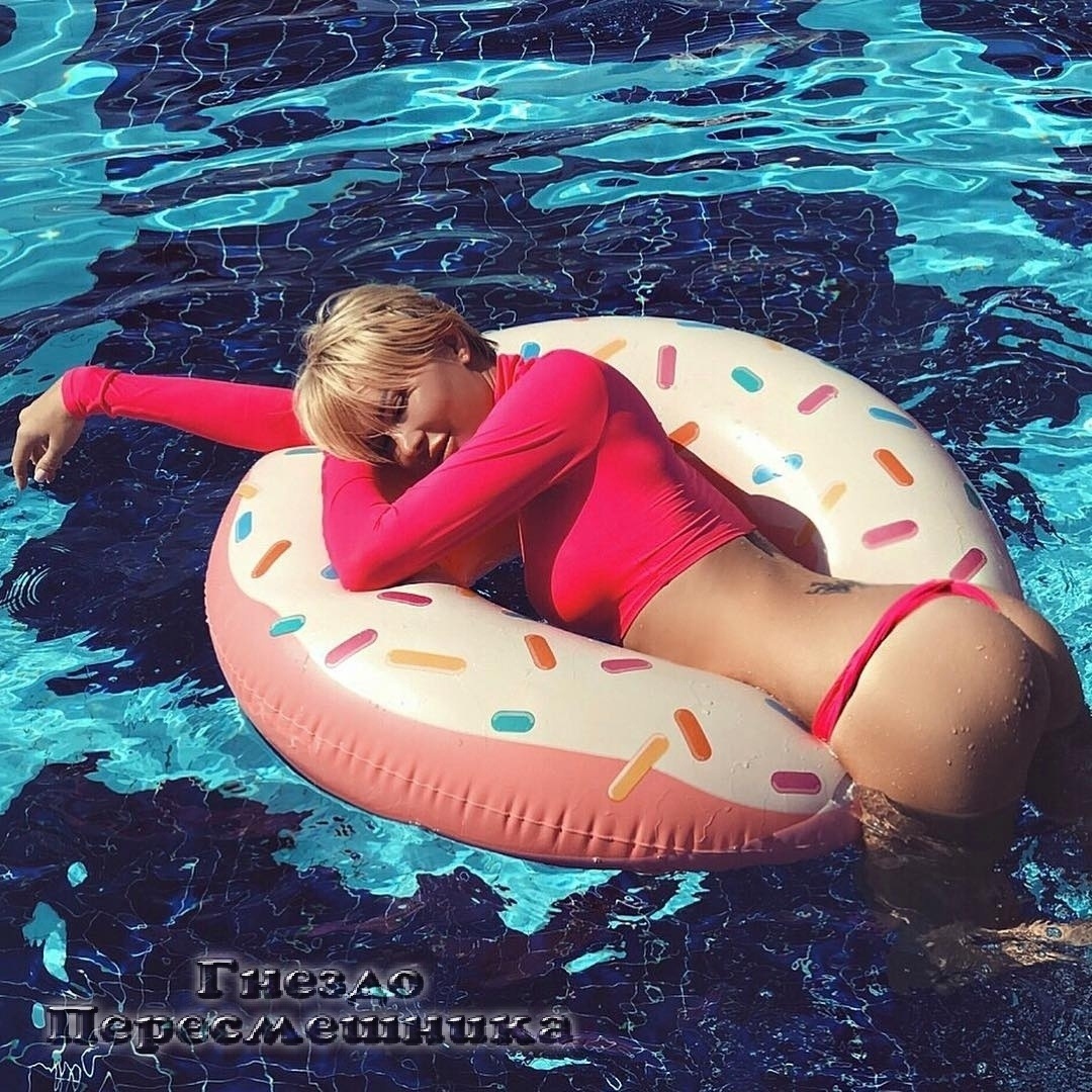 Элина Камирен в купальнике