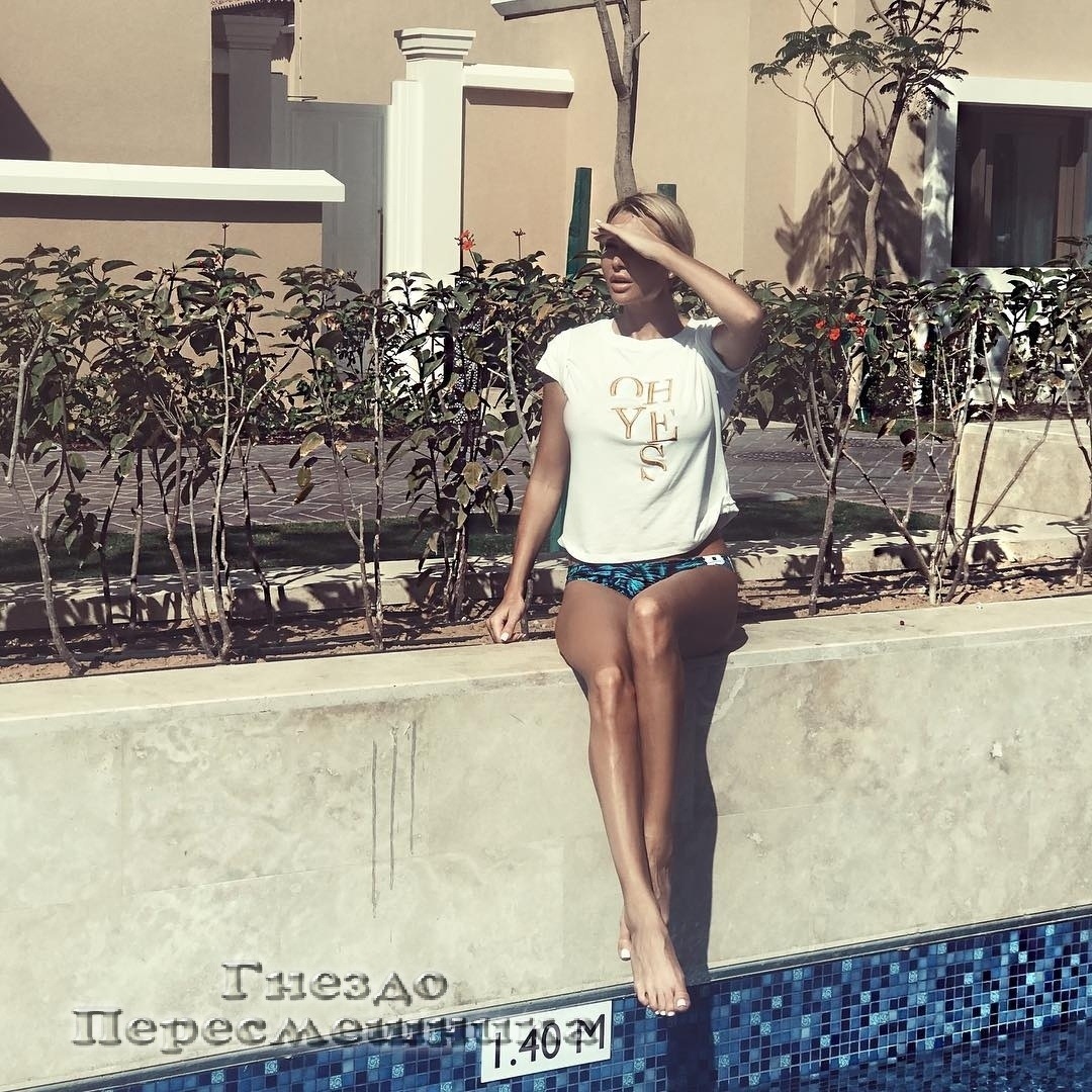 Элина Камирен в купальнике