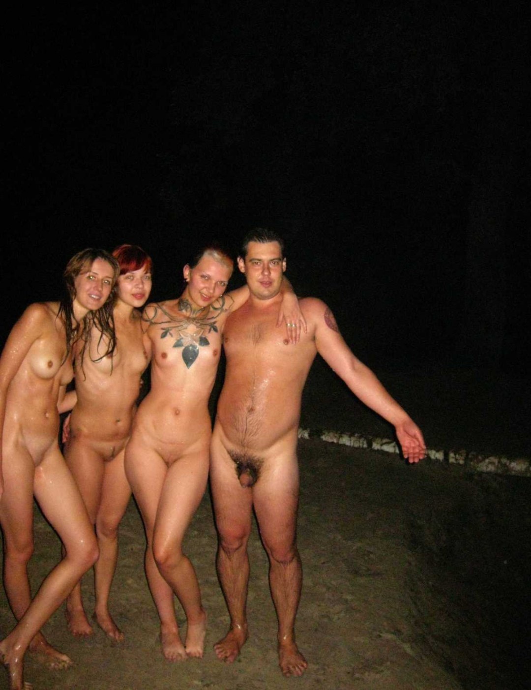 Голые девки купаются в речке