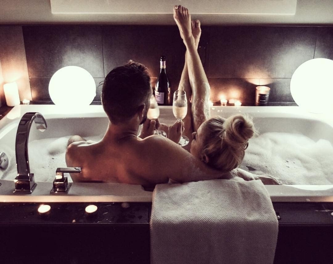 Мужчина и женщина в ванне