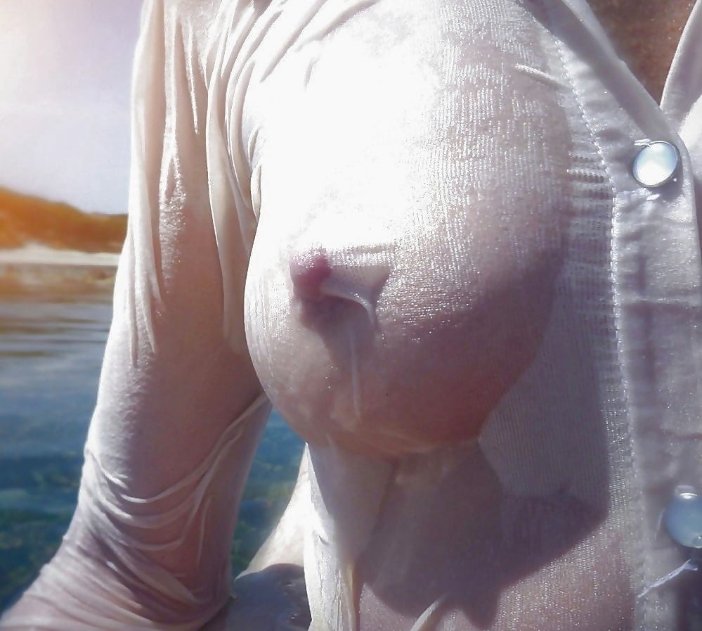 Огромная грудь в мокрой майке