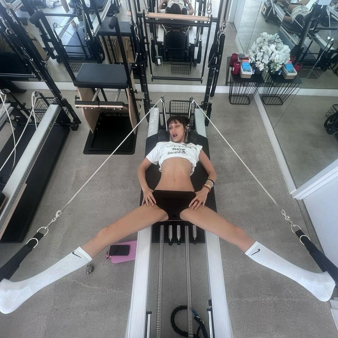 Фото Бузовой с расставленными ногами