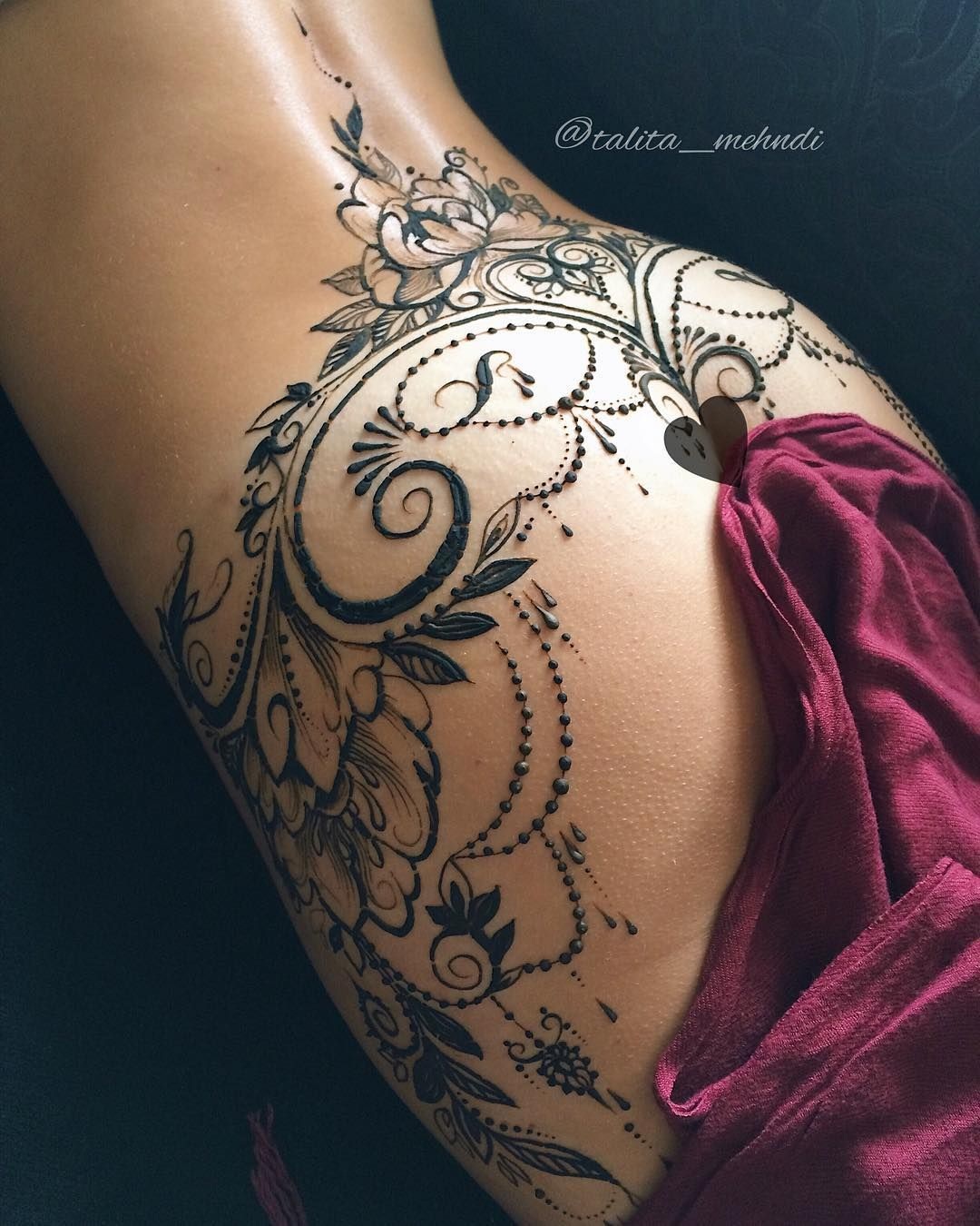 Девушка копает