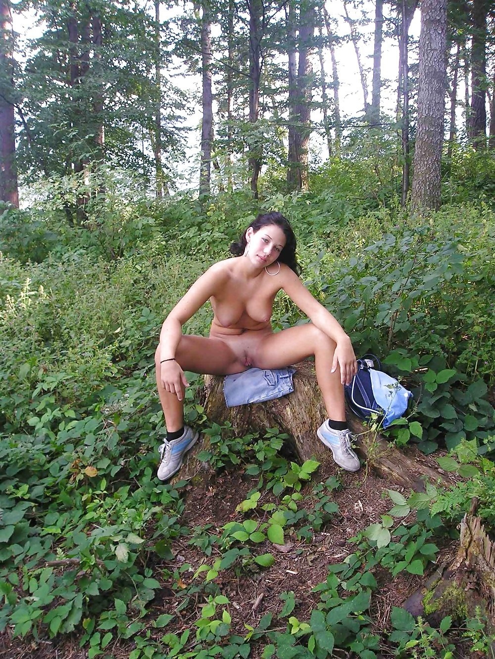 Голые мужчины и женщины на природе