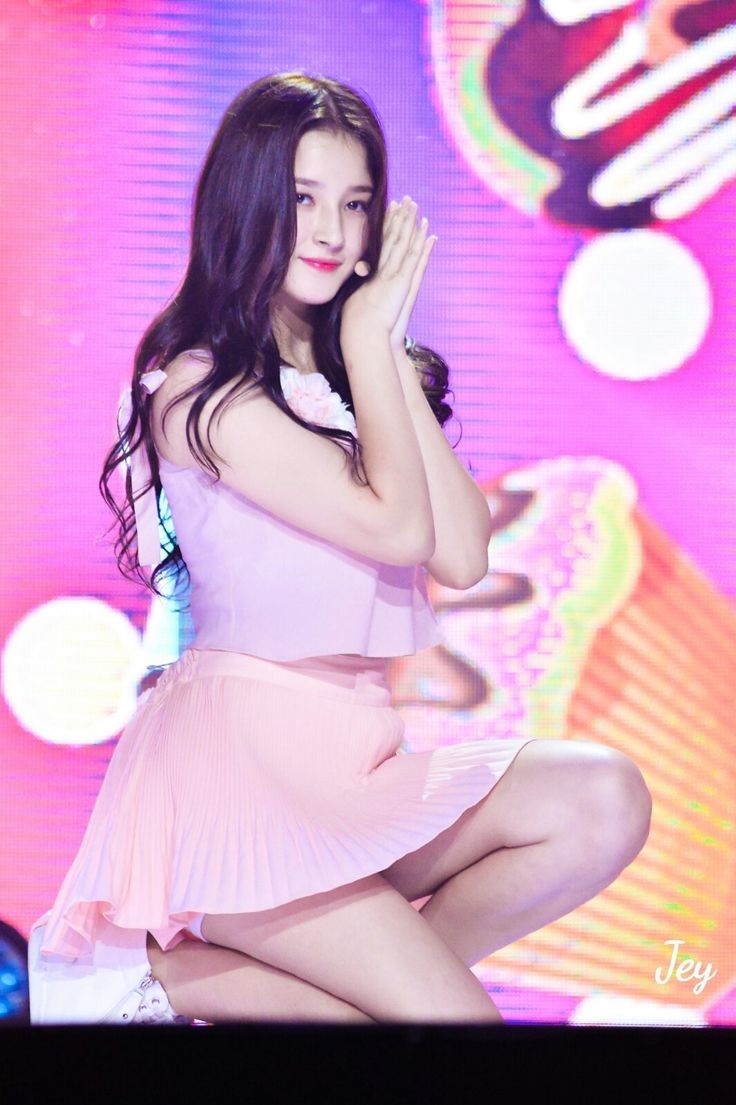Nancy MOMOLAND В шортах