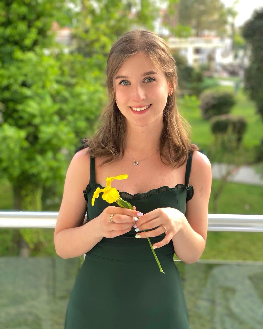 Молодой парень обнимает девушку