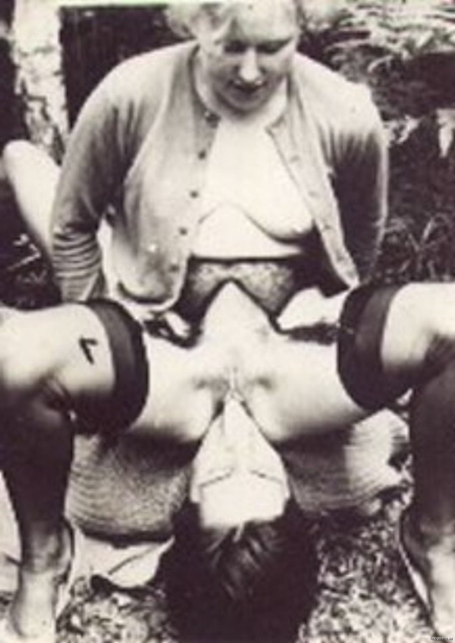 Девушка в шубе голышом