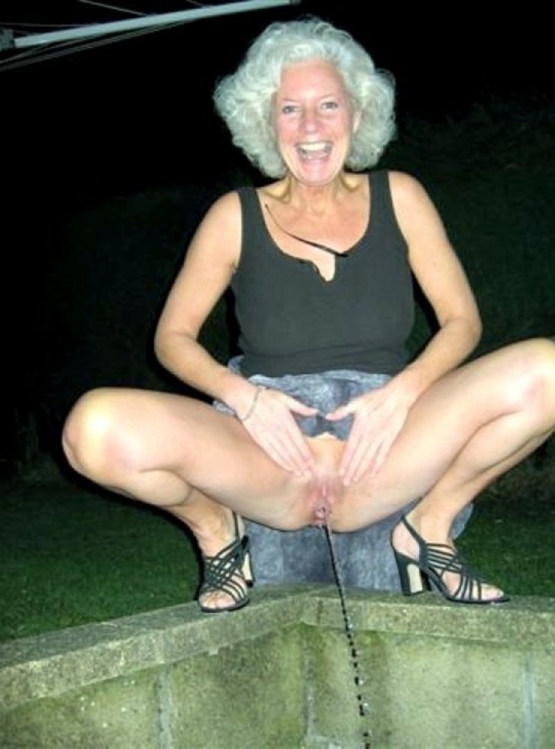 Женщины в возрасте ссут