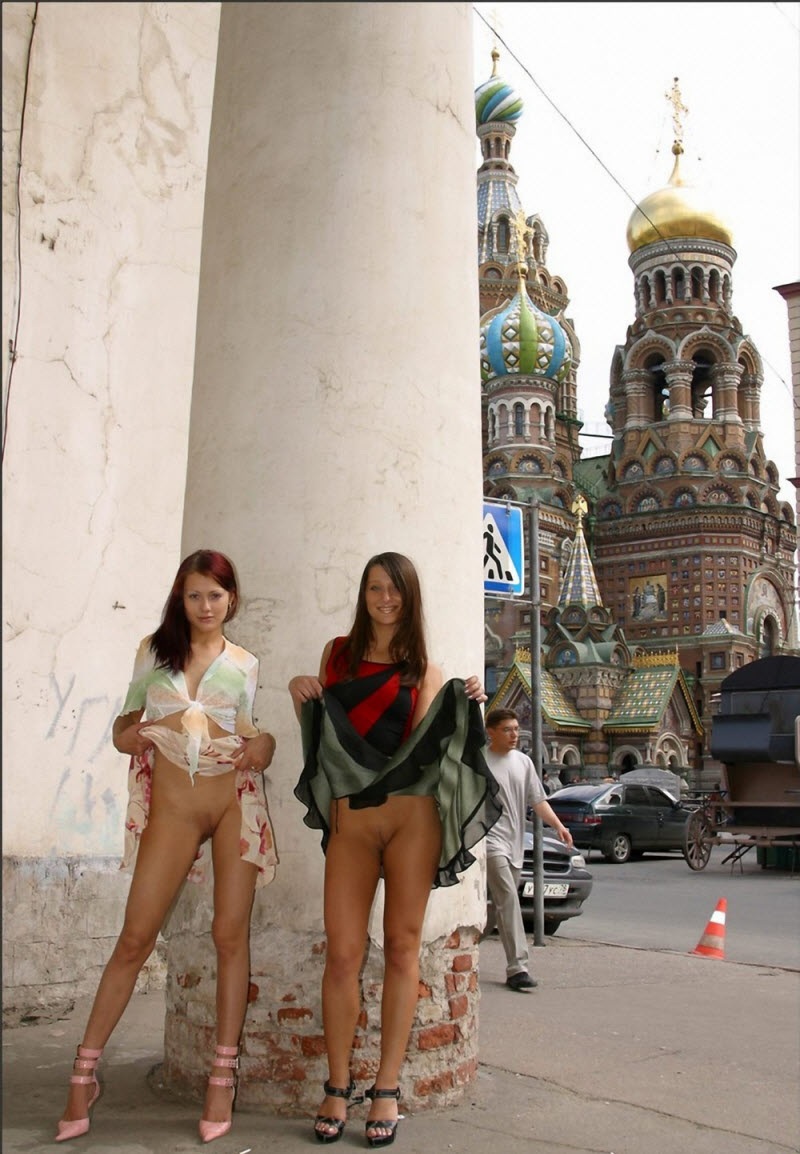 Голые девки гуляют по городу