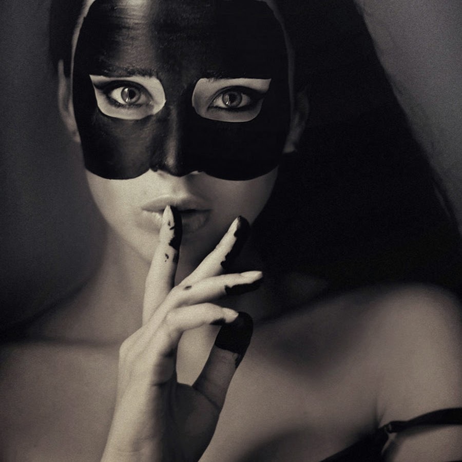 Красивое лицо в карбоновой маске