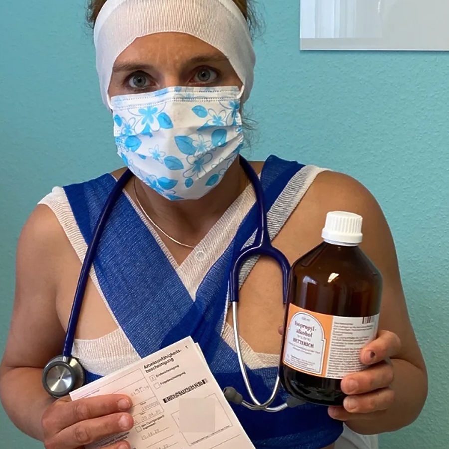 В маске немец медицинской