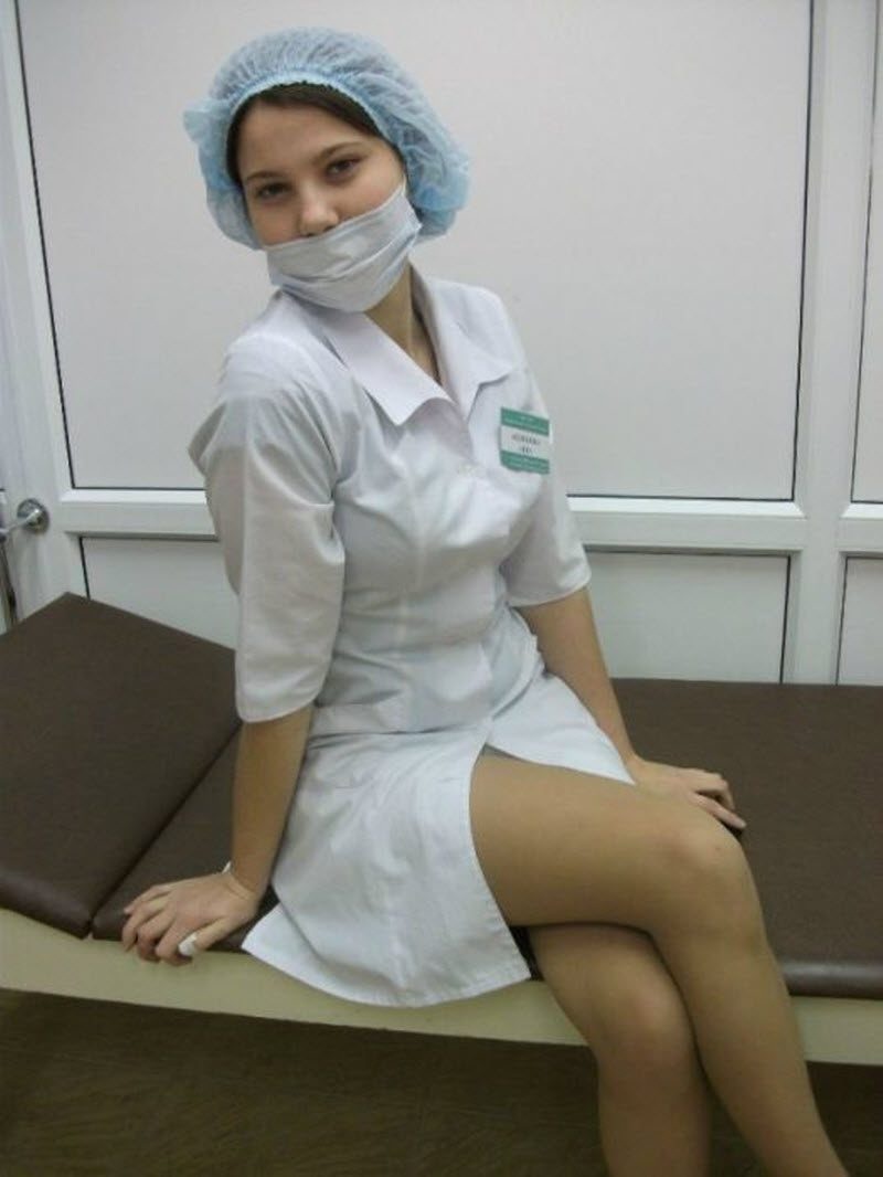 Красивая медсестра в больнице