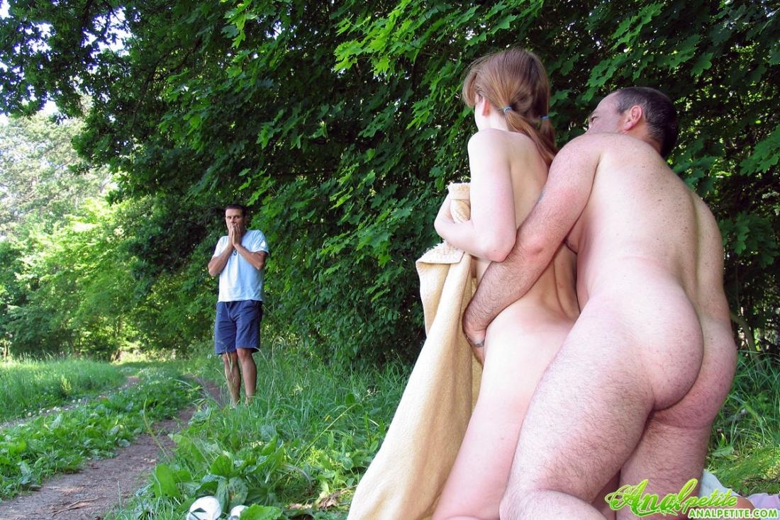 Голые мужчины и женщины на даче