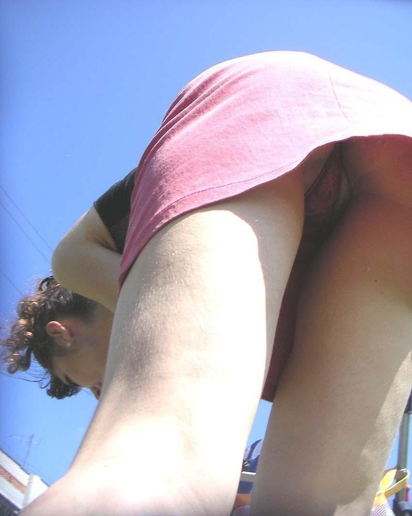 Подглядывание под юбку