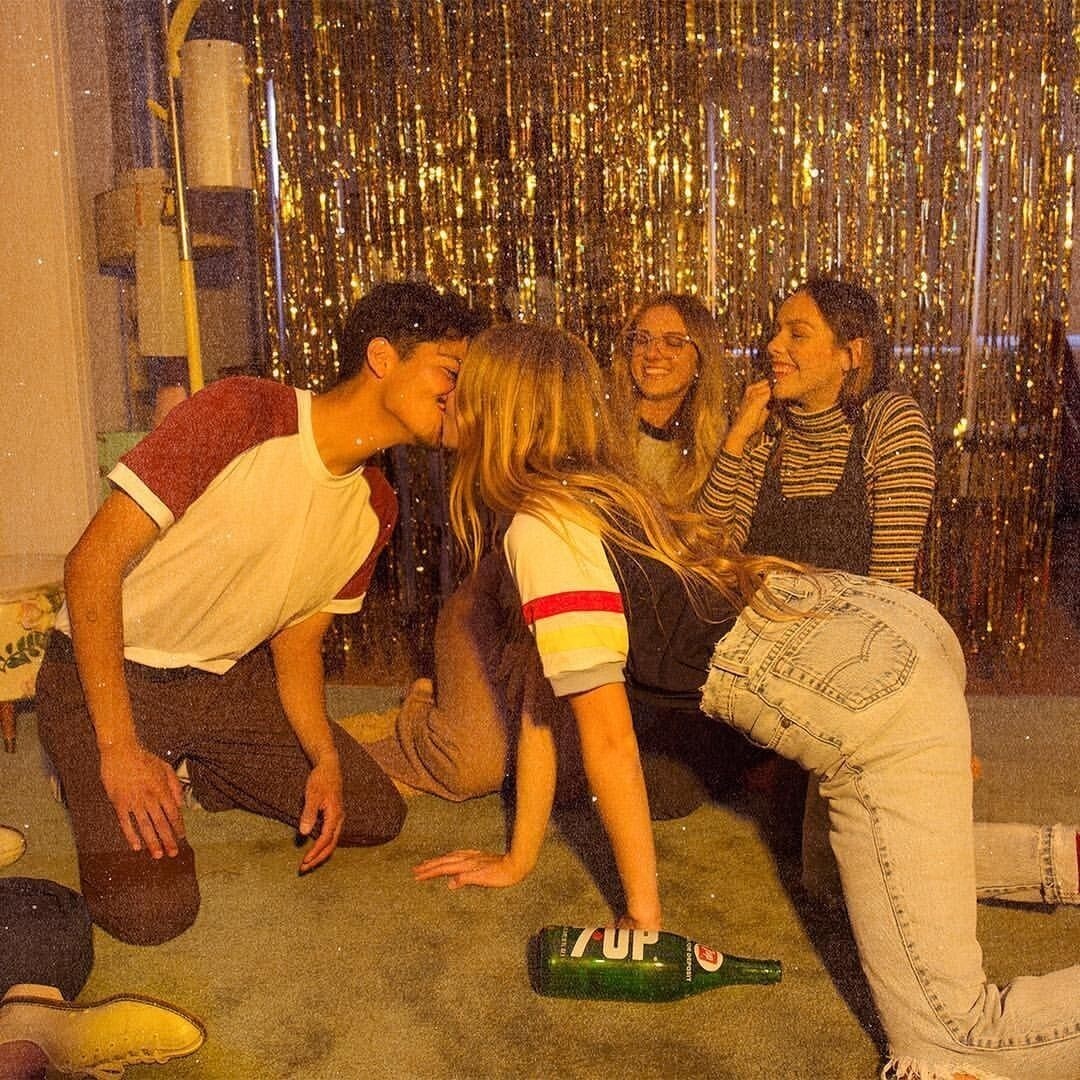 - Игра "в бутылочку"