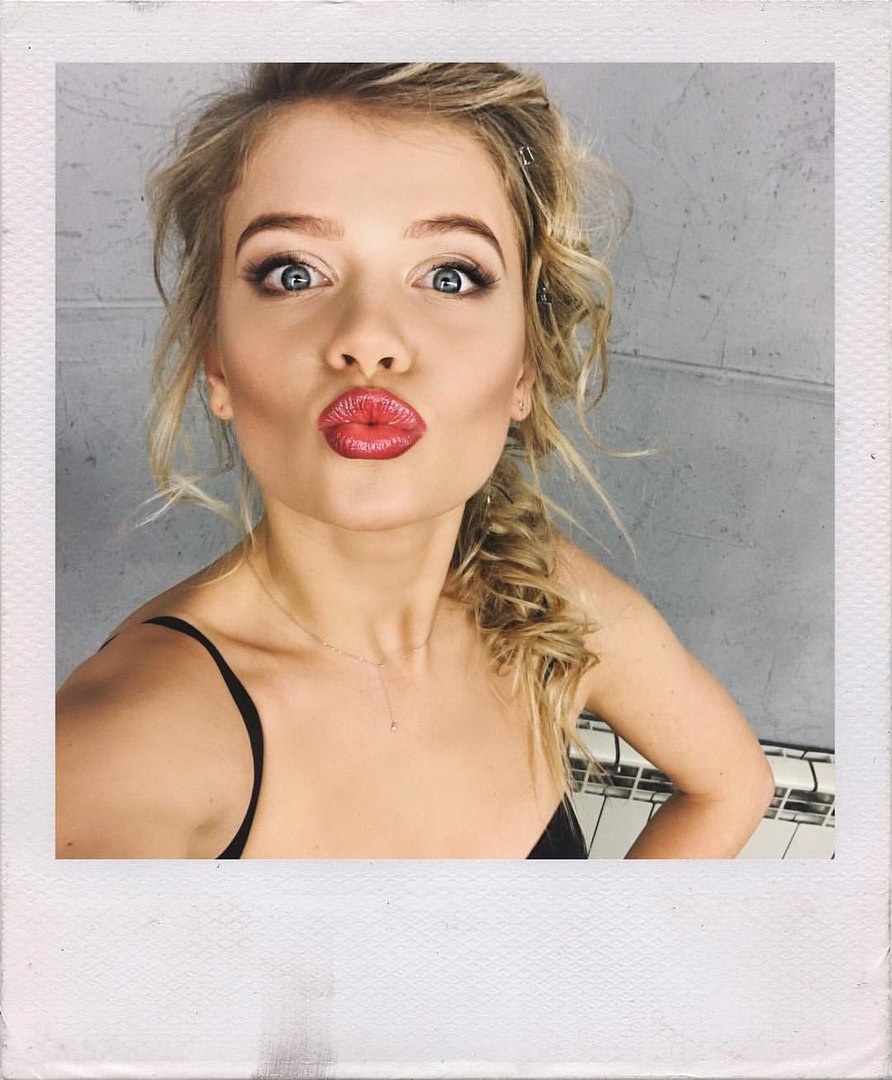 Маша с соской