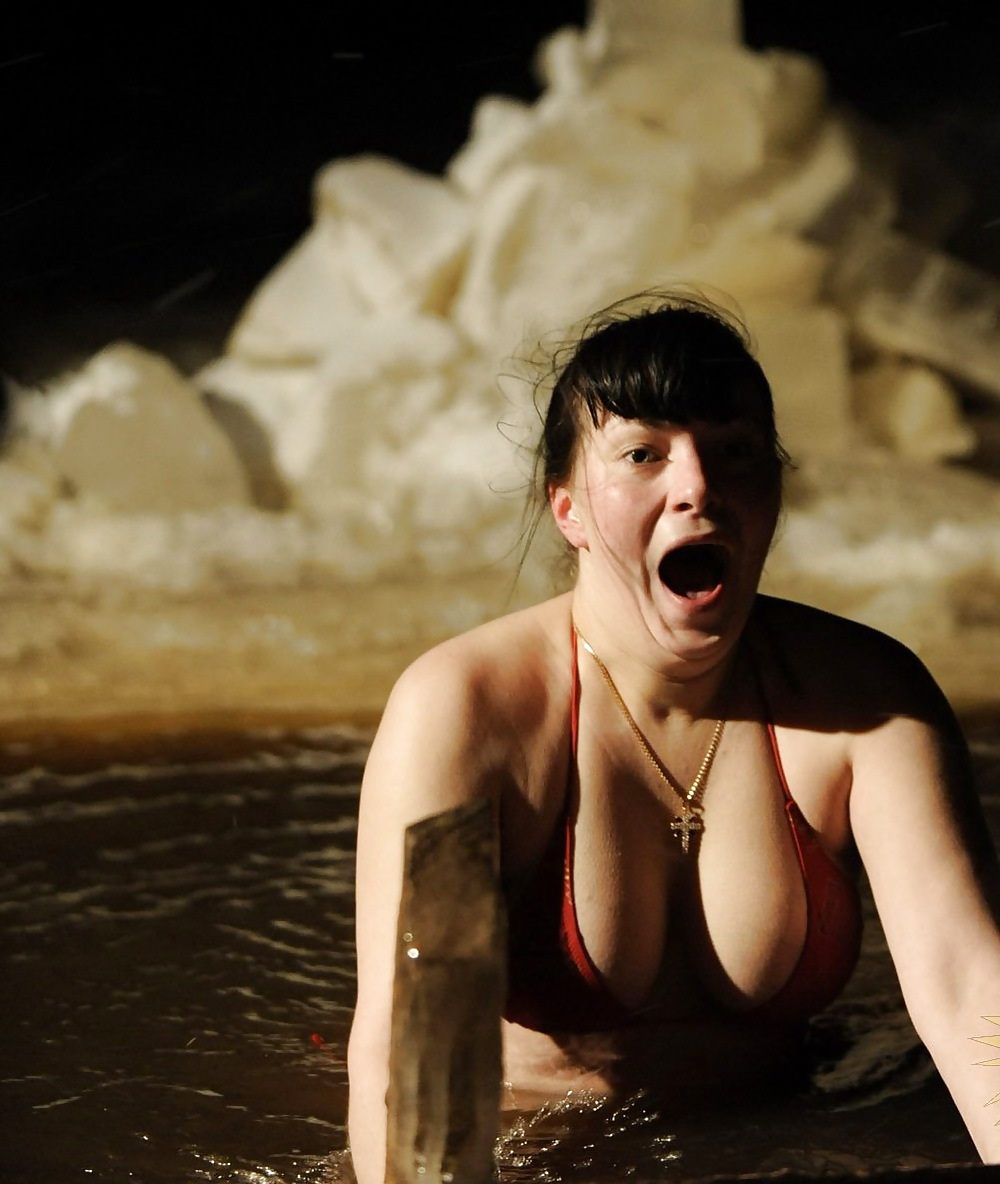 Крещенские купания девушки