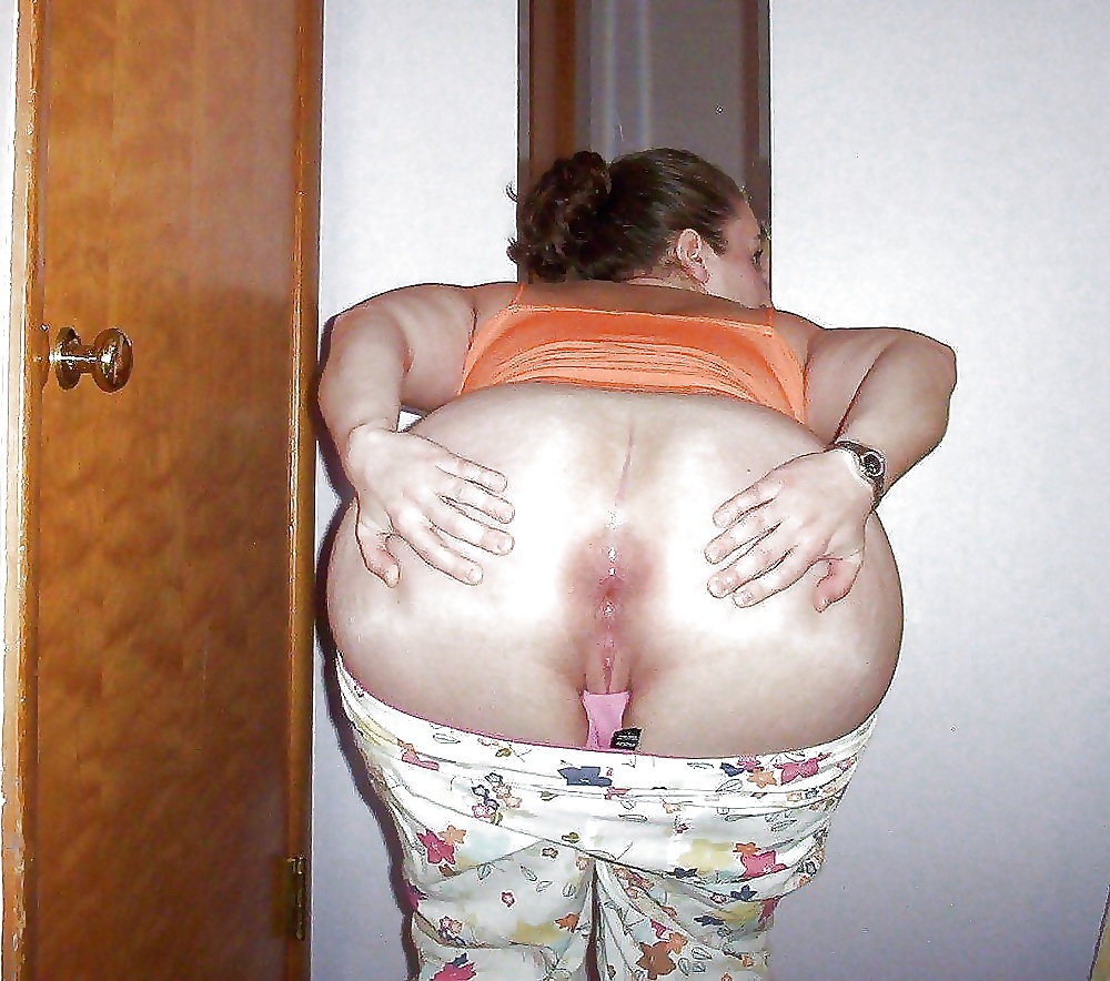 Зрелая раздвинула ягодицы