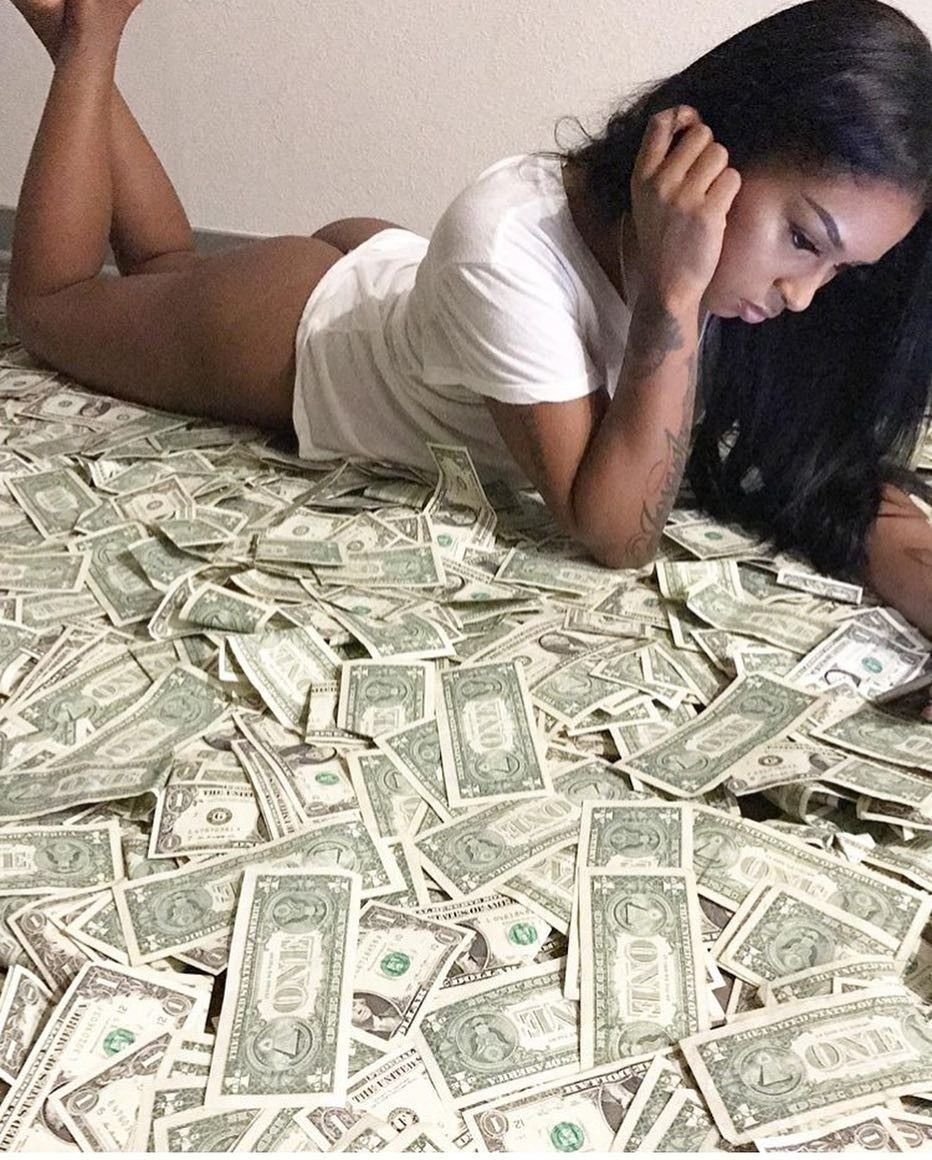 Красивая девушка с деньгами