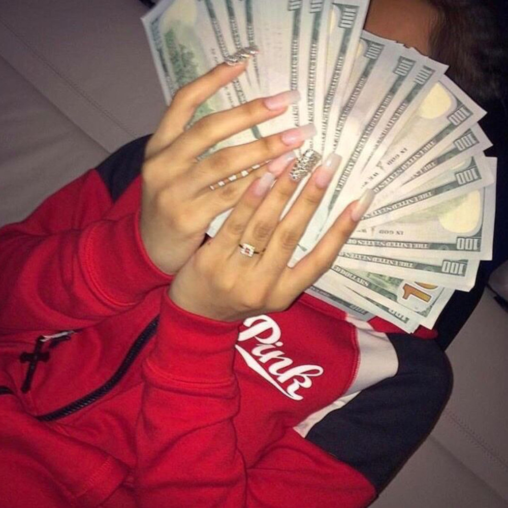 Деньги в руках девушки