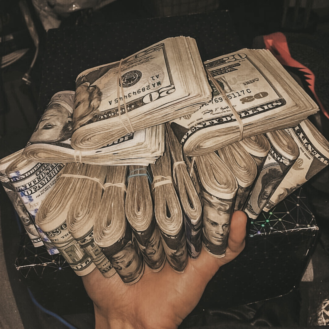 Много долларов в руках