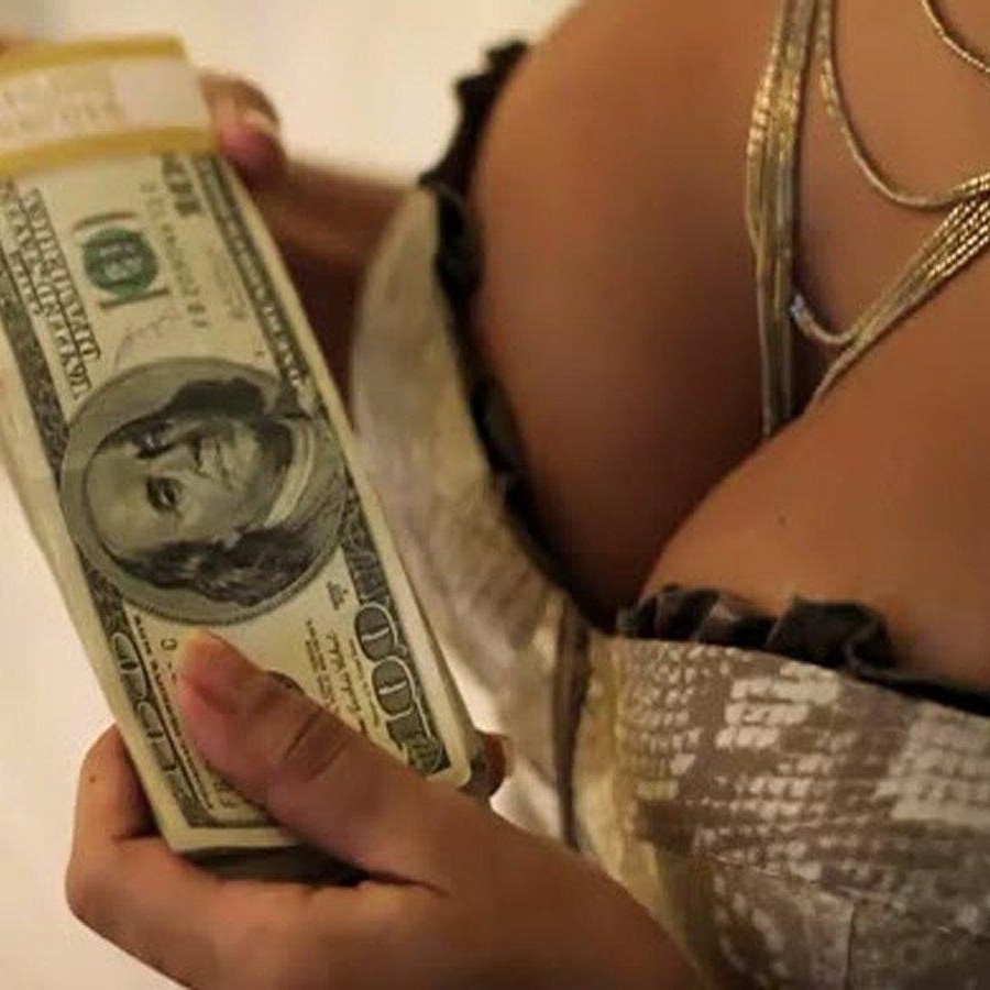 Девица с деньгами в трусах