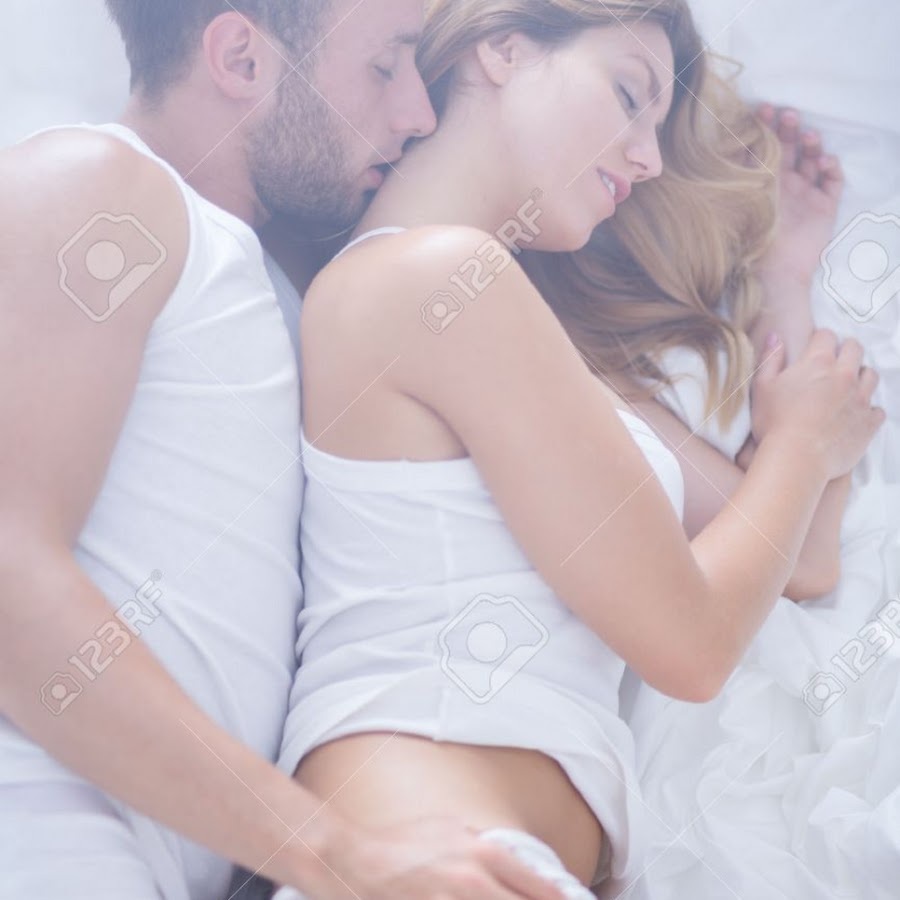 Влюбленная пара в постели