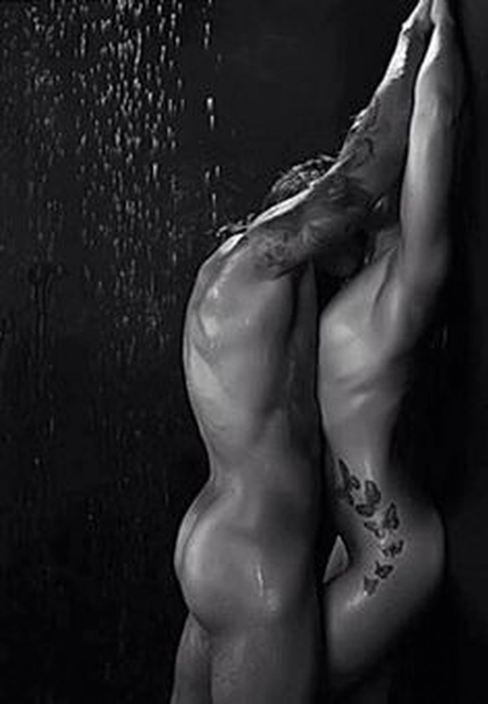 Парень и девушка ласкают друг друга