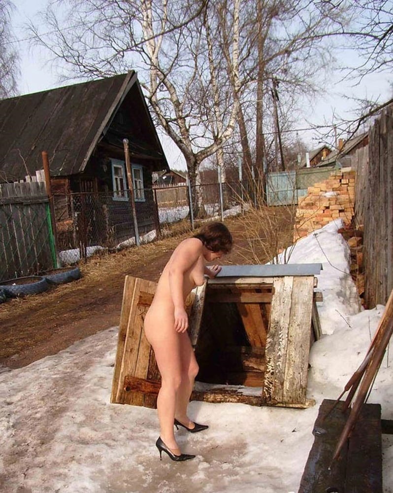 Голая зрелая на даче зимой