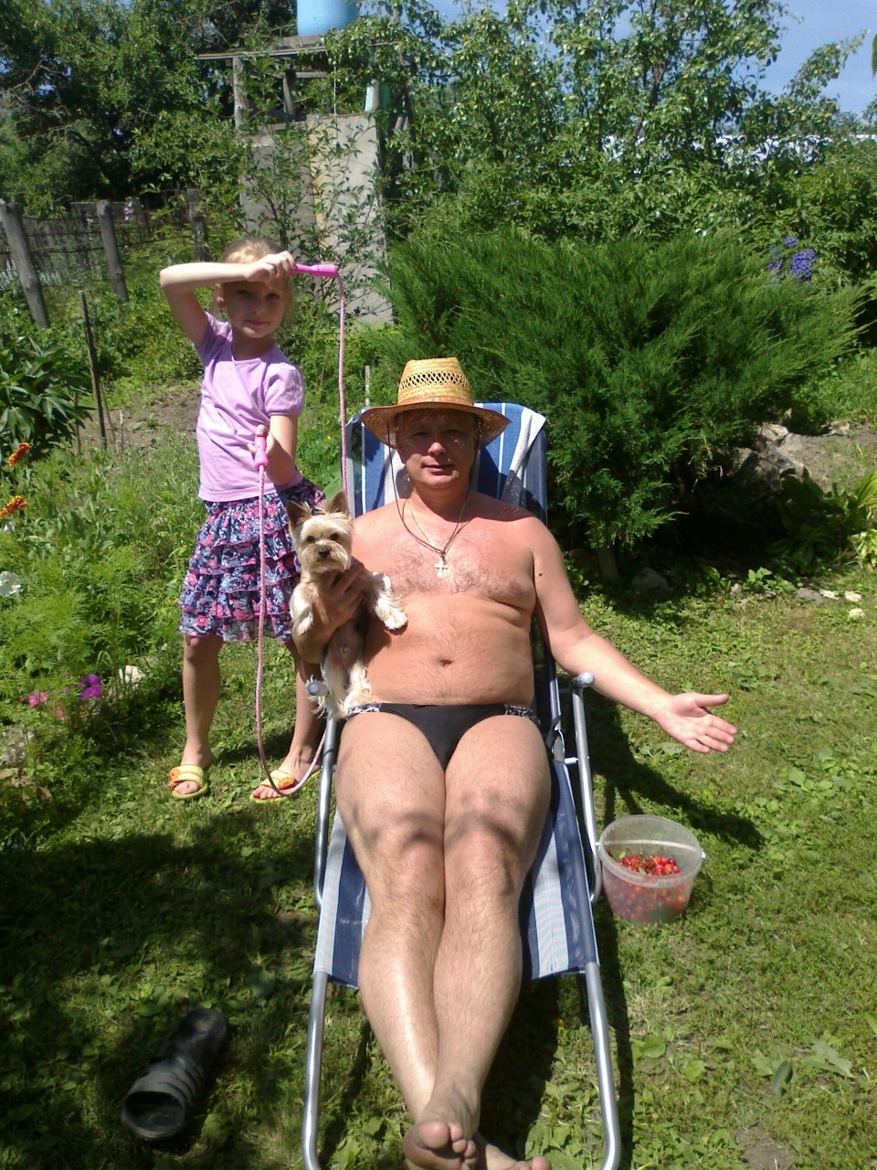 Голые зрелые бабы в огороде