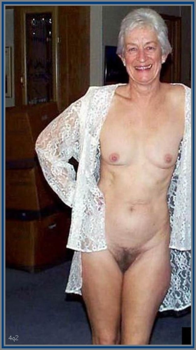 Пожилые женщины без трусов