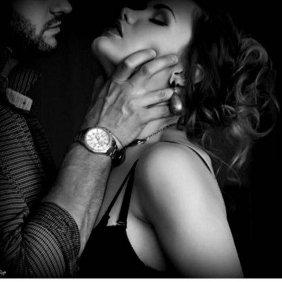 Женщина соблазняет мужчину