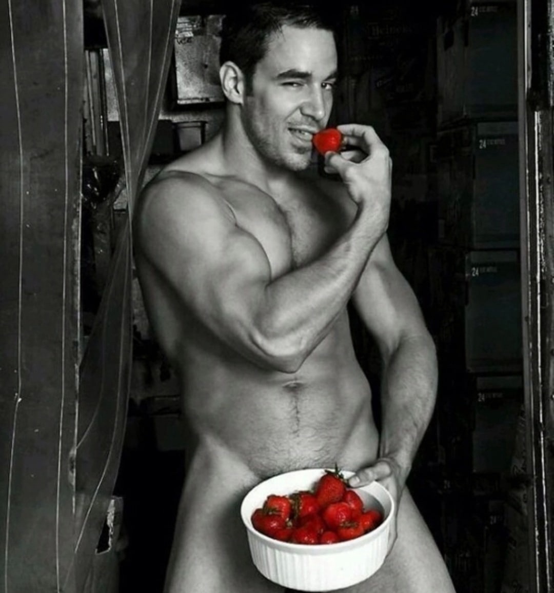 Мужчина с клубникой