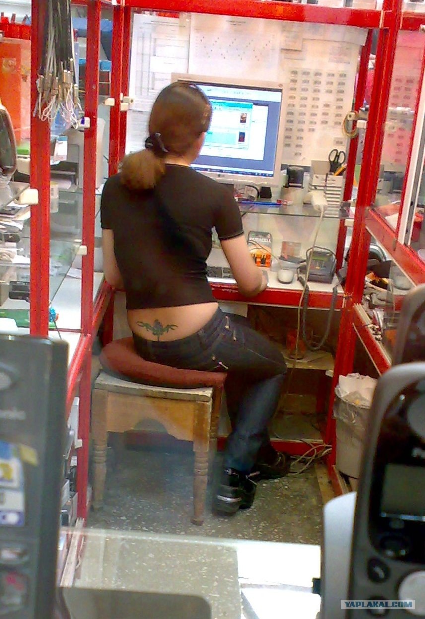 Продавщицы в магазине в стрингах