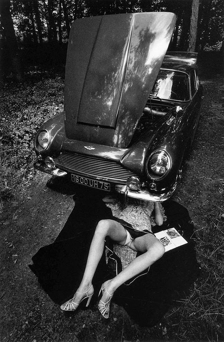 Руки и швейная машинка