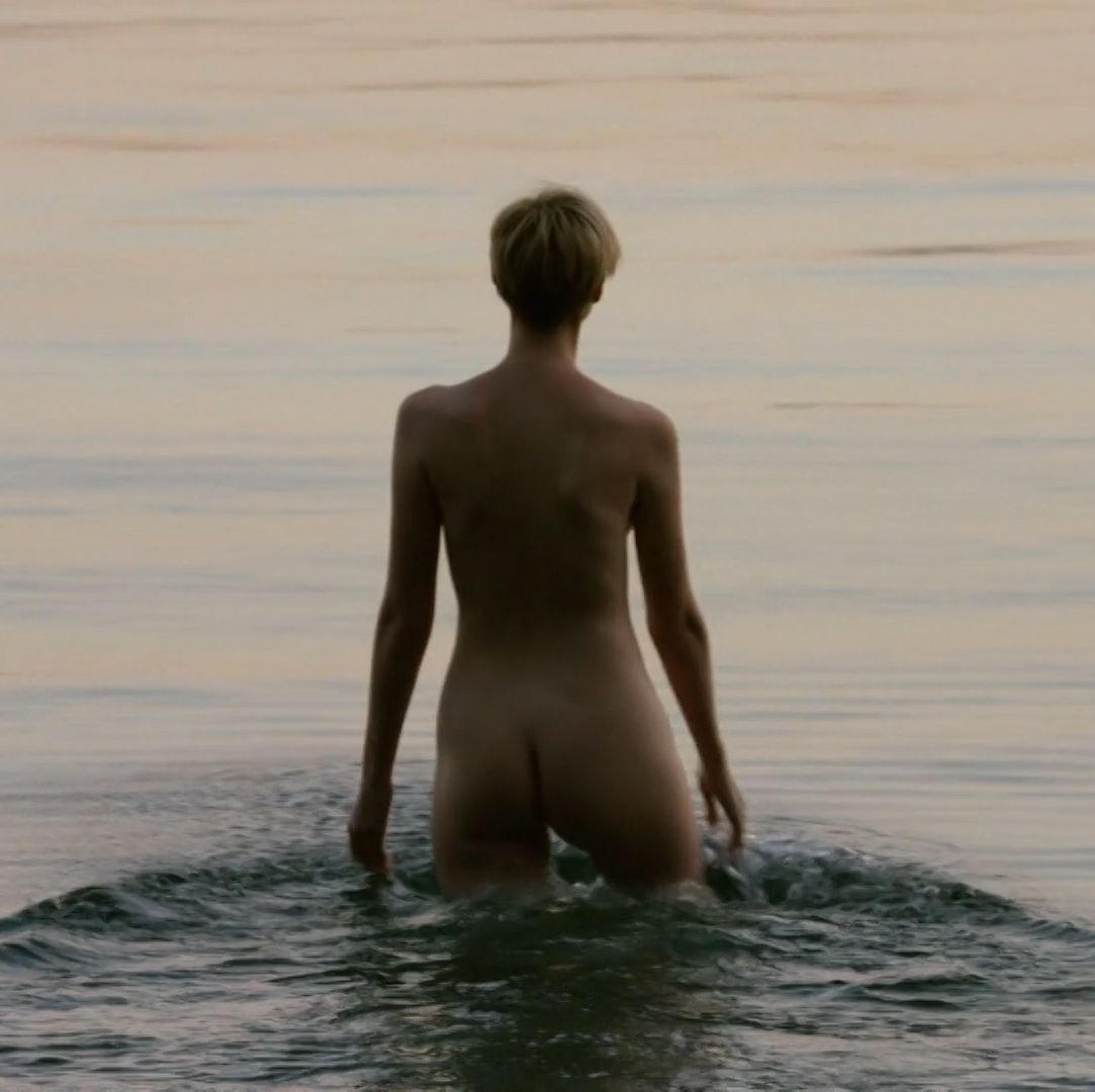 Элизабет Дебики голая грудь