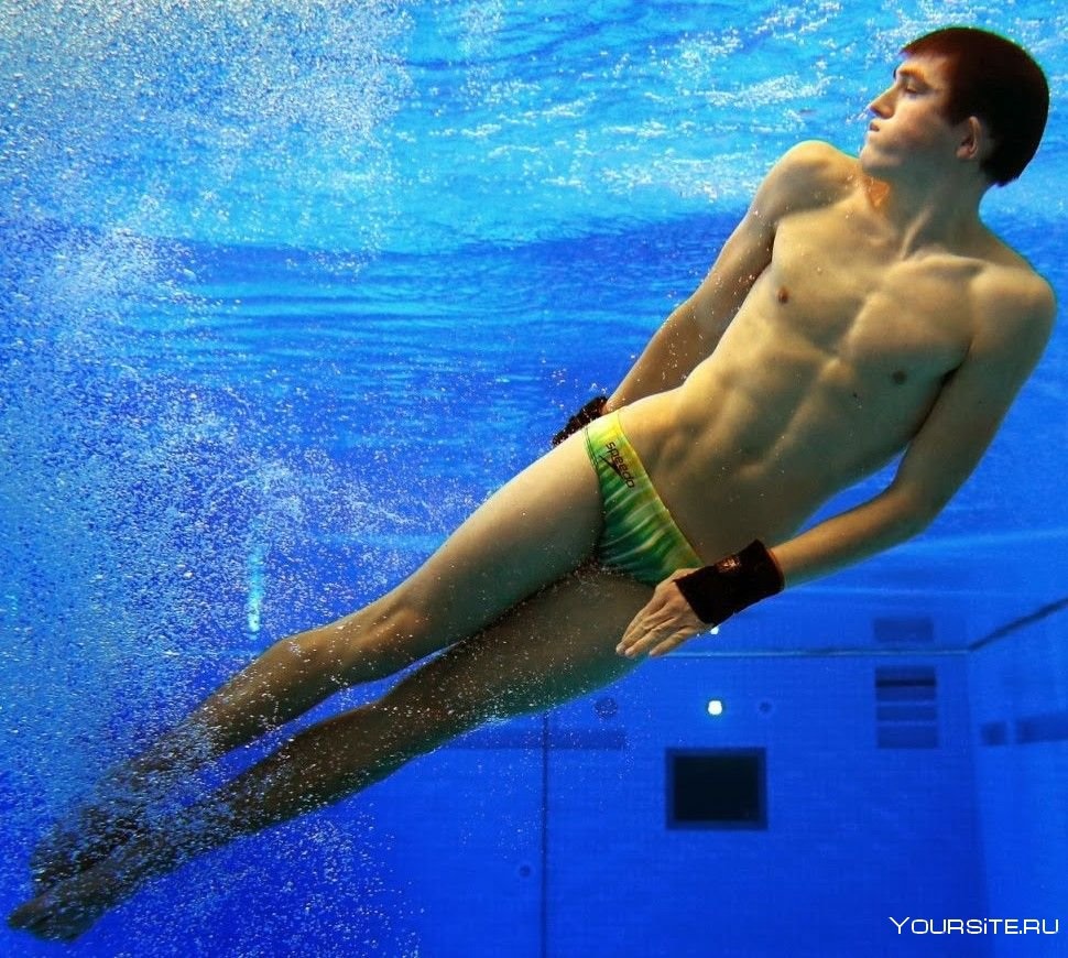 Юноши в бассейне