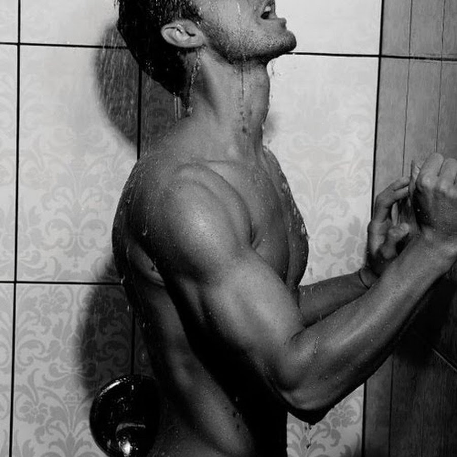 Красивый мужчина в душе