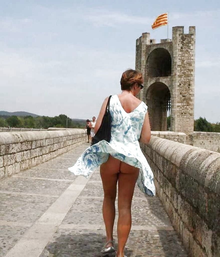 Девушки в юбках без трусиков