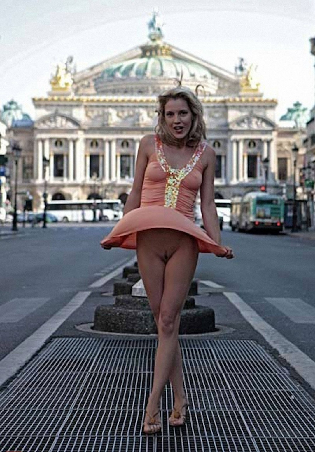 Без трусов с приподнятой юбкой