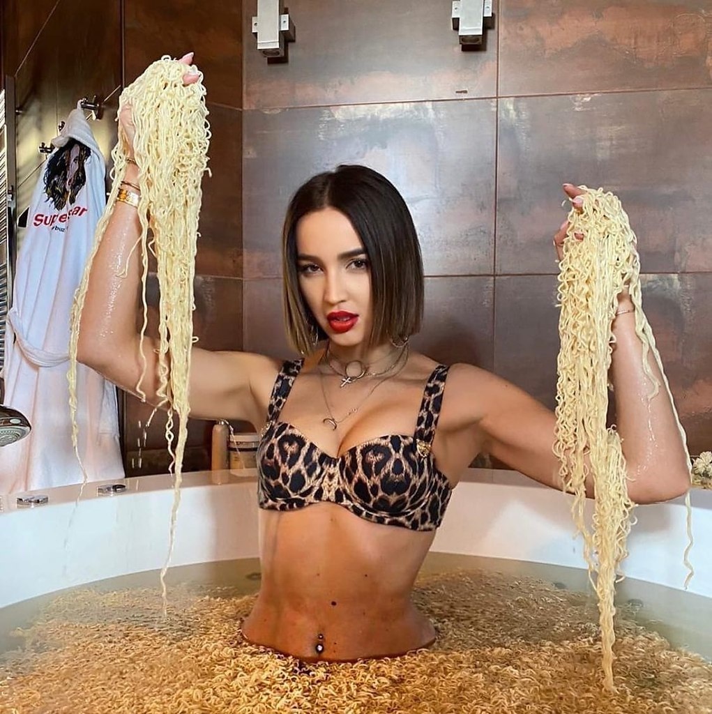 Ольга Бузова в ванне с лапшой