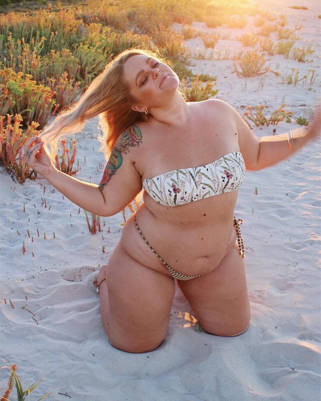 Тетки в купальниках с большими