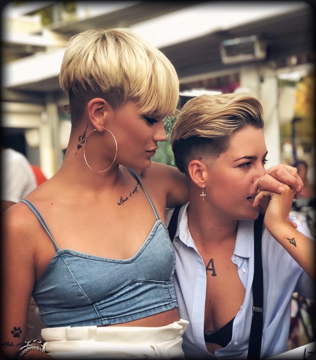 Две девушки с короткими стрижками